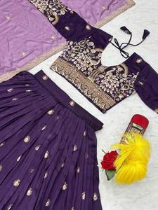 Lehenga choli ผ้าไหม vichitra สีม่วงเข้มที่อุดมไปด้วยงานปักสำหรับเทศกาลใหม่ - Product Image 6