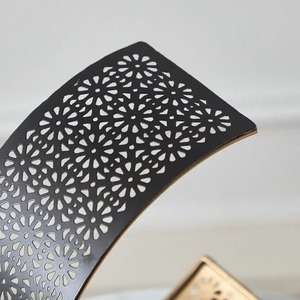 Las piezas metálicas de Ramadán Kareem crean un impacto visual tranquilo, el decorado refleja el respeto por la tradición con una artesanía moderna. - Product Image 3
