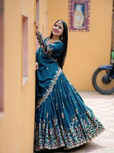 Elegante Festival de Madre Hija Lehenga Choli con Lentejuelas Bordadas y Trabajo de Hilo Perfecto para Bodas y Celebraciones - Product Image 4