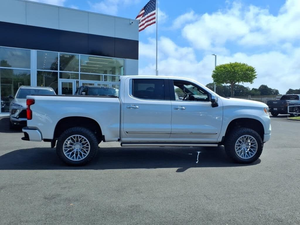 CLEAN 2024 C H e v r ol e t Si l v e r a d o 1500 High Country Crew Cab 4WD - Product Image 4