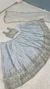 Lehenga Choli magnifiquement brodé avec dupatta, très demandé, pour les cérémonies traditionnelles de Puja, disponible à prix d'exportation - Product Image 2