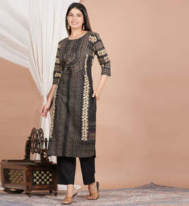 Conjunto de Kurta Recta de Algodón Estampado Ikat Negro para Mujer con Cuello Redondo y Mangas 3/4, Combinado con Pantalón y Dupatta a Juego - Product Image 1