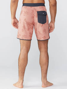 Shorts de sport personnalisés à imprimé floral rose avec bordure noire, tissu respirant léger à séchage rapide pour hommes, pour la salle de sport ou la plage - Product Image 3