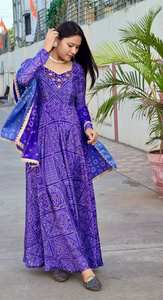 Robe longue imprimée traditionnelle indienne Bandhani Collection de robes Navratri Vêtements de fête de mariage pour femmes-Meilleur prix Vente en gros en vrac - Product Image 2