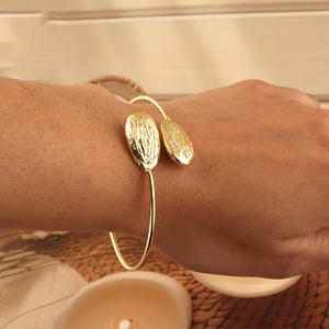 กำไลข้อมือทองอัลมอนด์สำหรับผู้หญิงสายบางปรับได้เปิดหน้า18K สร้อยข้อมือชุบทอง - Product Image 5