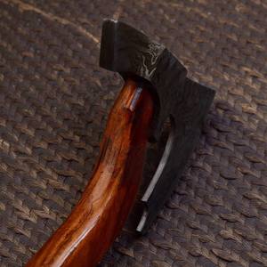 Hachas Tomahawk de Acero de Damasco Hechas a Mano Personalizadas, Hacha Funcional para Campamento y Caza al Aire Libre con Mango de Madera de Palisandro y Funda - Product Image 3