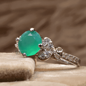 Solitario de diamante de corte redondo verde con anillo de compromiso de acento para mujer - Product Image 1