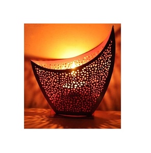 Portavelas de Metal de Lujo Hecho a Mano para Decoración de Primera Calidad con Acabado Enriquecido y Luz de Vela Suave - Product Image 4