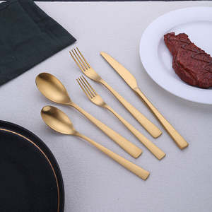 Hermoso juego de cubiertos dorados hechos con acero inoxidable duradero, adecuado para cenas de lujo. - Product Image 6