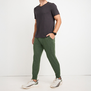 Pantalones deportivos verdes texturizados para hombre, pantalones deportivos de punto suave con bolsillos con cremallera, cintura con cordón ajustable, ligeros e informales - Product Image 2