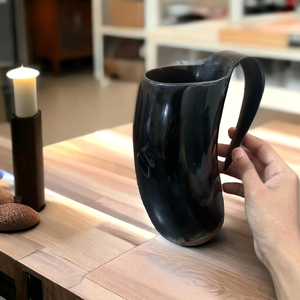 Cuerno para beber pulido y tallado medieval hecho a mano, estilo decorativo de animales náuticos para el hogar, la Navidad y el marfil - Product Image 1