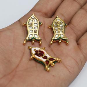 Conector de latón Meenakari Kundan chapado en oro en forma de pez 35x18mm para la fabricación de joyas componente único y elegante - Product Image 1