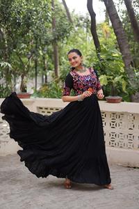 Hermoso rayón con fabricante y proveedor de vestidos bordados Gamthi de Surat a precio mayorista - Product Image 2