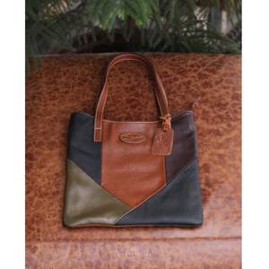 กระเป๋าถือหนังวัวคลาสสิกสำหรับผู้หญิงมีสไตล์และติดทนนานด้วยรูปลักษณ์ที่เรียบง่าย - Product Image 2