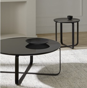 Table basse en métal pur avec insert en verre trempé créant une pièce maîtresse visuellement frappante et fonctionnelle - Product Image 3