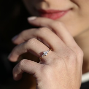 Bague de fiançailles en diamant taille ovale 8x6mm avec pierres latérales marquises | Bijoux de mariée minimalistes en argent sterling plaqué or 18 carats - Product Image 5