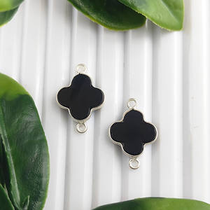 Connecteur de charme de pierre précieuse en forme de trèfle d'onyx noir en argent 925 - Product Image 2