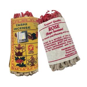 Lot de 2 encens en corde tibétaine Tashi et Rose faits à la main au Népal, sans stress, parfum brûlant doucement dans une mèche en papier Lokta - Product Image 1
