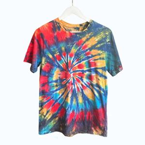 Camiseta Tie Dye Roja, Blanca y Azul Unisex, Hecha a Mano, Estilo Boho Hippie, Ropa de Festival, Top de Algodón Colorido para Verano, con Logo - Product Image 5