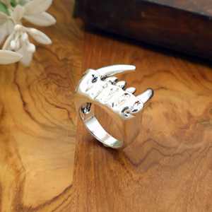 Anillo de Garra de Latón con Diseño Atrevido, Anillo Gótico Punk Ajustable, Joyería Artesanal - Product Image 2