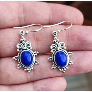 Boucles d'oreilles pendantes bohèmes faites à la main en lapis-lazuli ovale, pierre précieuse naturelle, bijoux en argent sterling artisanaux, cadeau d'anniversaire - Product Image 1