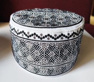 Vente en gros Musulman Hommes Kufi Chapeau AMN102 Omani Style Crâne Cap Bonnet Islam Prière Chapeaux (52,54,56,58cm couleur personnalisée) de BD - Product Image 6