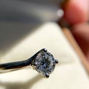 Anillo de compromiso de diamante cortado de 6mm | Acentos clásicos de solitario | Joyería fina de Boda nupcial chapada en oro de 18 quilates de plata esterlina personalizada - Product Image 2