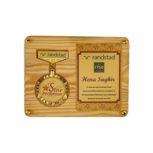 Placa de exhibición martillada de buena calidad con medalla y certificado, premio decorativo para empleados disponible al mejor precio. - Product Image 1