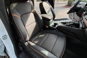 EXTREMADAMENTE LIMPIO, CON VOLANTE A LA DERECHA/IZQUIERDA, GM-C CANYON AT4 TURBO 2024, 4 CILINDROS, 4X4, LISTO PARA ENTREGAR - Product Image 2