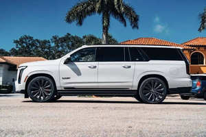 Cadillac Escalade-V ESV 2025 USADO EN EXCELENTES CONDICIONES - Product Image 2