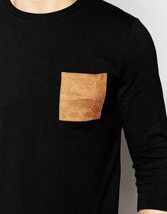 Camiseta cómoda de corte regular, manga larga, cuello redondo, con bolsillo en contraste en el pecho para hombre, hecha con jersey de tacto suave. - Product Image 3