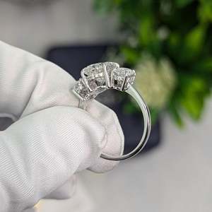 Anillo de Diamantes de Laboratorio con Certificación IGI, 3.30 Quilates en Total, Ovalado, Halo Oculto, Tres Piedras, DEF VVSVS, Oro Blanco, Color Blanco Intenso, Claridad Excelente - Product Image 4