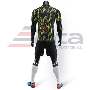 Ensemble de maillot de football d'hiver à manches courtes personnalisé de haute qualité 100% polyester respirant avec logo frontal - Product Image 3