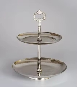 Support à gâteau unique en métal antique avec des bords gravés de fleurs, décoration de table écologique faite à la main pour les mariages/fêtes d'anniversaire - Product Image 1