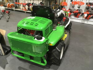เครื่องตัดหญ้าแบบนั่งขับ ETESIA AK 98 X รุ่นสำหรับมืออาชีพ ระดับพาณิชย์ ขับเคลื่อน 4 ล้อ สำหรับตัดหญ้าและพื้นที่ขรุขระ - Product Image 5