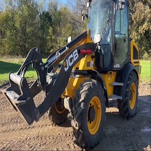 La qualité supérieure rencontre la robustesse dans la chargeuse sur pneus JCB 409 AGRI 2025, équipée d'un moteur Kubota et d'un vérin hydraulique Eaton. - Product Image 6
