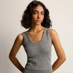 Camiseta sin mangas gris de punto acanalada para mujer con logotipo personalizado, camiseta sin mangas holgada con ribete acanalado y cuello redondo para mujer - Product Image 1