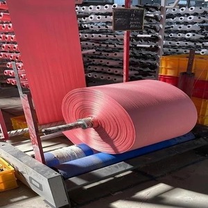 Rollos de tela tejida de PP roja personalizables de alta calidad en varios anchos y longitudes GSM para bolsas de sacos y envoltorios industriales - Product Image 2