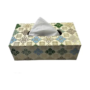 Caja de Pañuelos de Madera Artesanal con Estampado Meena |   Elegante Dispensador de Servilletas Decorativo - Product Image 3