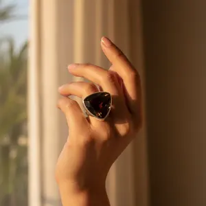 Anillo de Diseño Hecho a Mano en Oro Rosa de 18K y Plata 925 con Gema de Cuarzo Ahumado en Corte Trillón, Joyería de Estilo Boho - Product Image 3