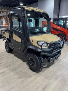Véhicule utilitaire agricole Kubota RTV-X1100C 4x4 robuste, tracteur à roues côte à côte puissant avec pompe à moteur, état d'occasion - Product Image 2