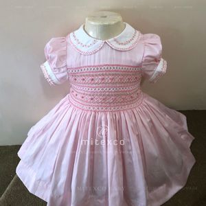 Robes roses smockées à la main de l'usine vietnamienne MITEXCO, disponibles pour les commandes en gros personnalisées avec quantité minimale de commande bas et support OEM/ODM - Product Image 1