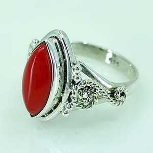 Bague artisanale en argent sterling 925 avec pierre précieuse corail rouge, bijoux en argent et corail, forme géométrique marquise, couleur rouge - Product Image 3