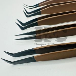 แหนบคุณภาพพรีเมียม ปลายดำ จับเพชร ทนทาน สำหรับต่อขนตาแบบรัสเซียนวอลุ่ม สแตนเลส พร้อมโลโก้ mink - Product Image 1