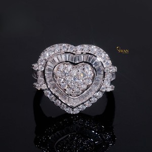 Anillo de diamante de moissanita de racimo con corte de corazón brillante en plata de ley 925 con halo y piedra Baguette joyería de declaración única - Product Image 1