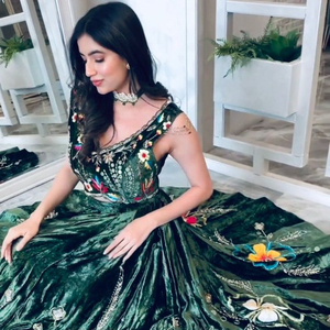 Designer indien LEHENGHA CHOLI vêtements de fête de mariage fil de broderie travail Lehenga Choli avec VISCOS lourds en velours - Product Image 1