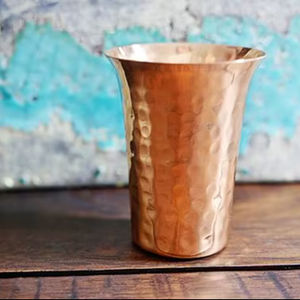 Verre en cuivre de designer avec des œuvres d'art royales complexes pour les ustensiles de cuisine traditionnels et les ustensiles de salle à manger au prix de gros - Product Image 1