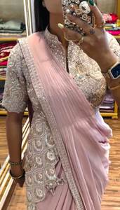 Sari Indio de Georgette de Seda Elegante, Superventas, con Bordado Multicolor y Ribete de Encaje, para Fiestas de Invierno + Blusa Falsa - Product Image 3