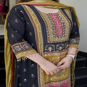 Conjunto de Kurti, Pantalón y Dupatta de Algodón Muselina Pesada VASTRA COTTAGE para Mujer, Estampado Digital, Manga Larga, Ropa Étnica de Diseñador - Product Image 3