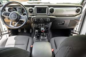 Pick-up 4x4 de taille moyenne d'occasion 2023, véhicule utilitaire tout-terrain avec cabine double et équipements haut de gamme, sans accident - Product Image 3